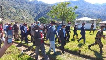 न पीडितनिकटं प्राप्तवान् न कुत्रापि दशकालाधिकं स्थितवान् प्रधानमन्त्री